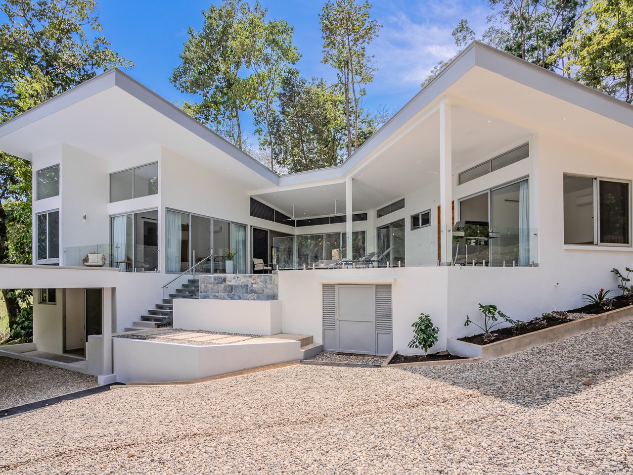 An Exclusive, Sunny Ridge-Top 4-Bed Designer House With Unforgettable Mountain & Jungle Views