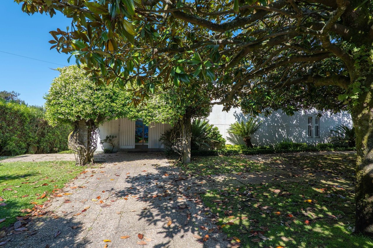 Secluded 5-Bedroom Villa with Pool and Sea Views on Expansive Dune-Side Plot – Apúlia e Fão