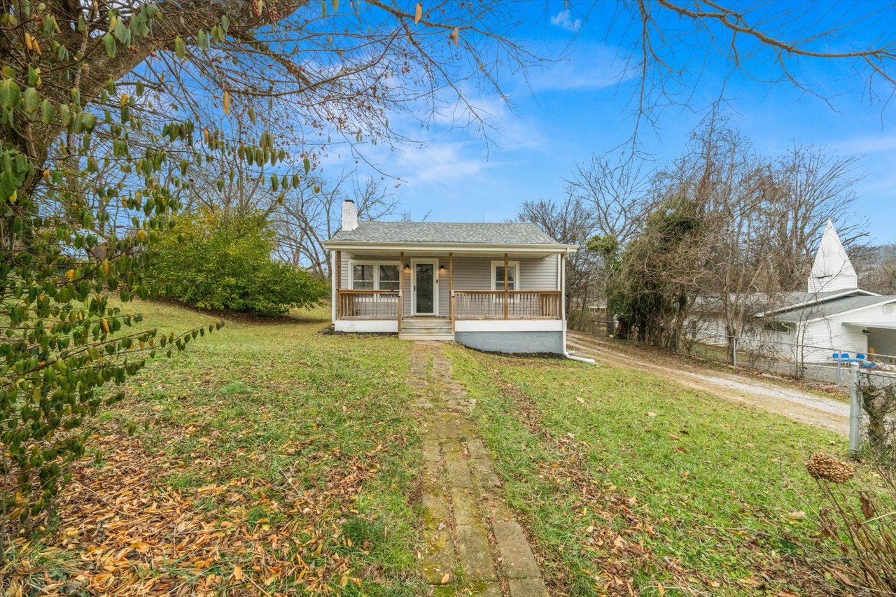 4913 Landbrook Drive: Charming Corner-Lot Cutie! 