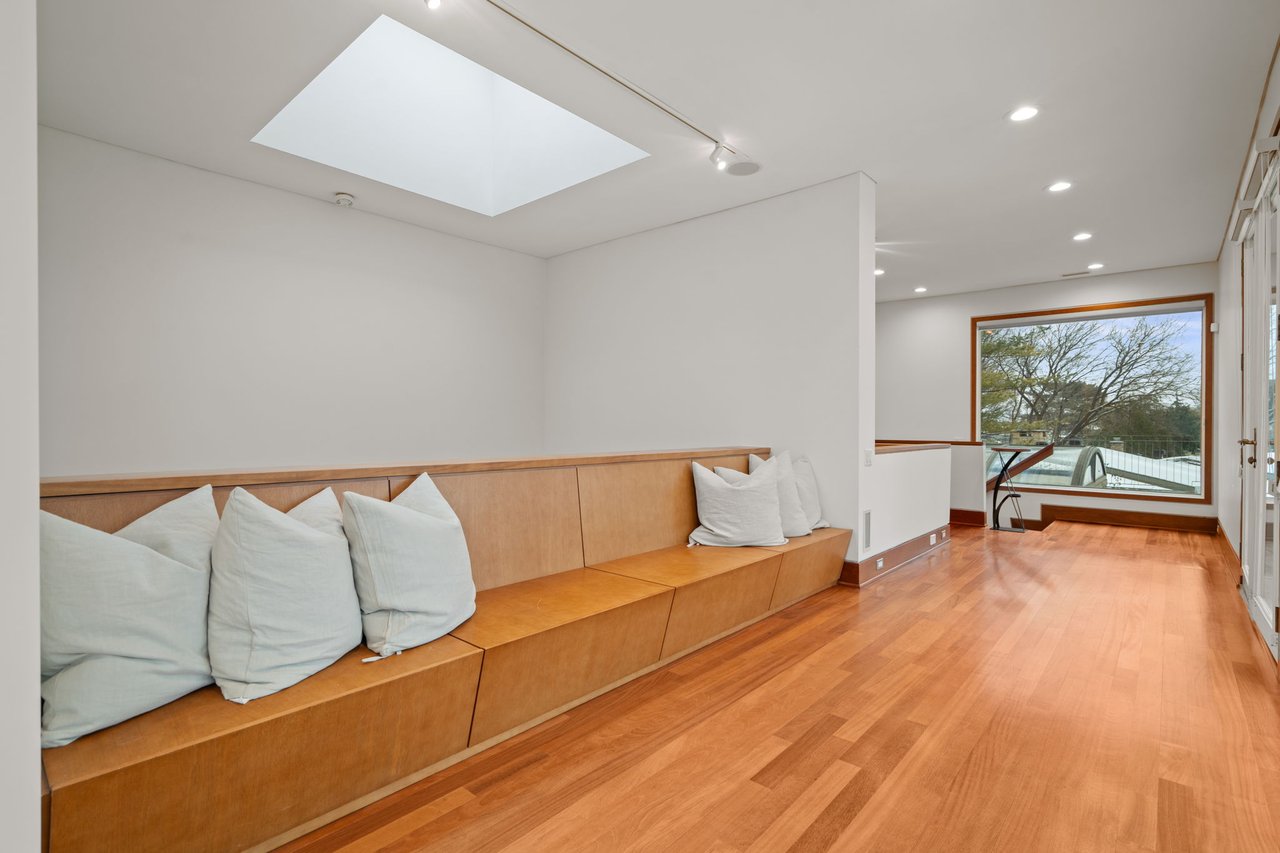 Sophisticated & Architecturally Bold