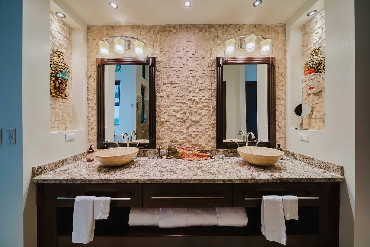 Walk to beach Vista Hermosa Estate Lucrative Contemporary Estate