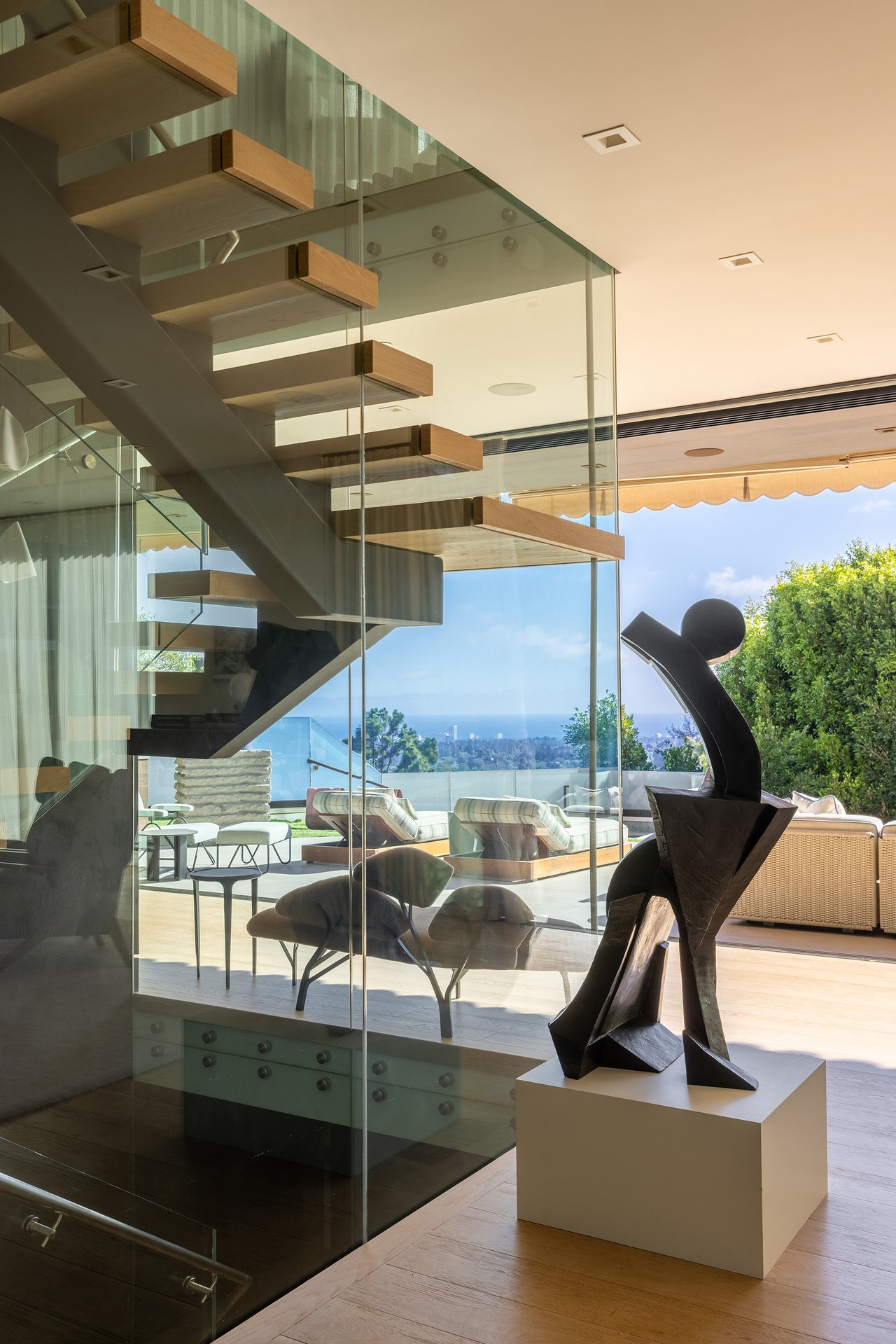 815 N Tigertail Rd, Brentwood