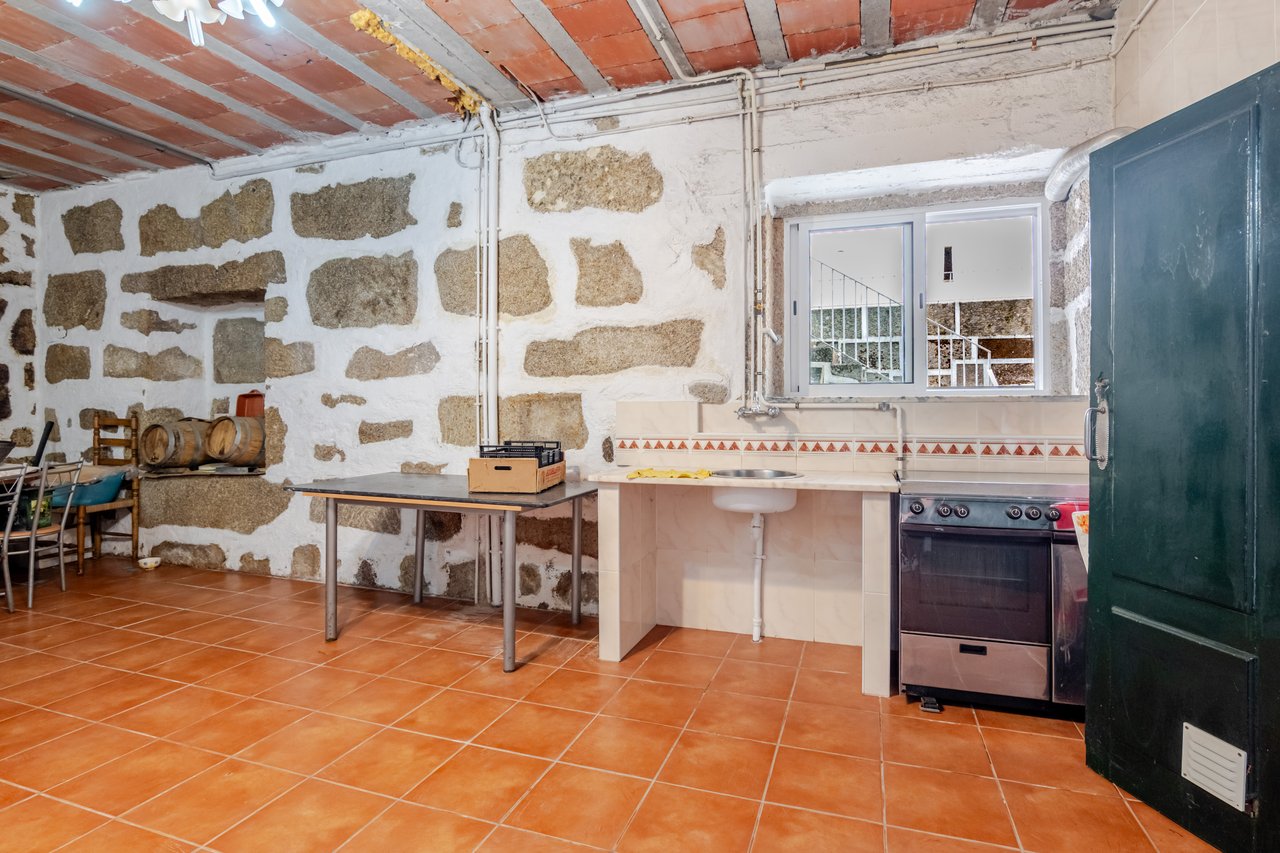 Rustic Four-Bedroom House with Private Land in Folhadela, Vila Real