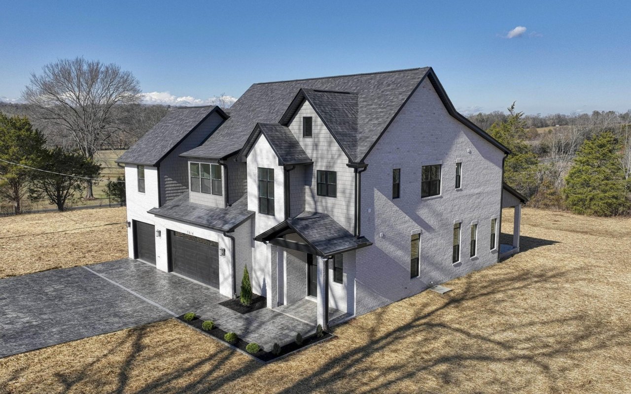 Wallace Luxury Spotlight | 7614 Washington Pike Corryton, TN 37721