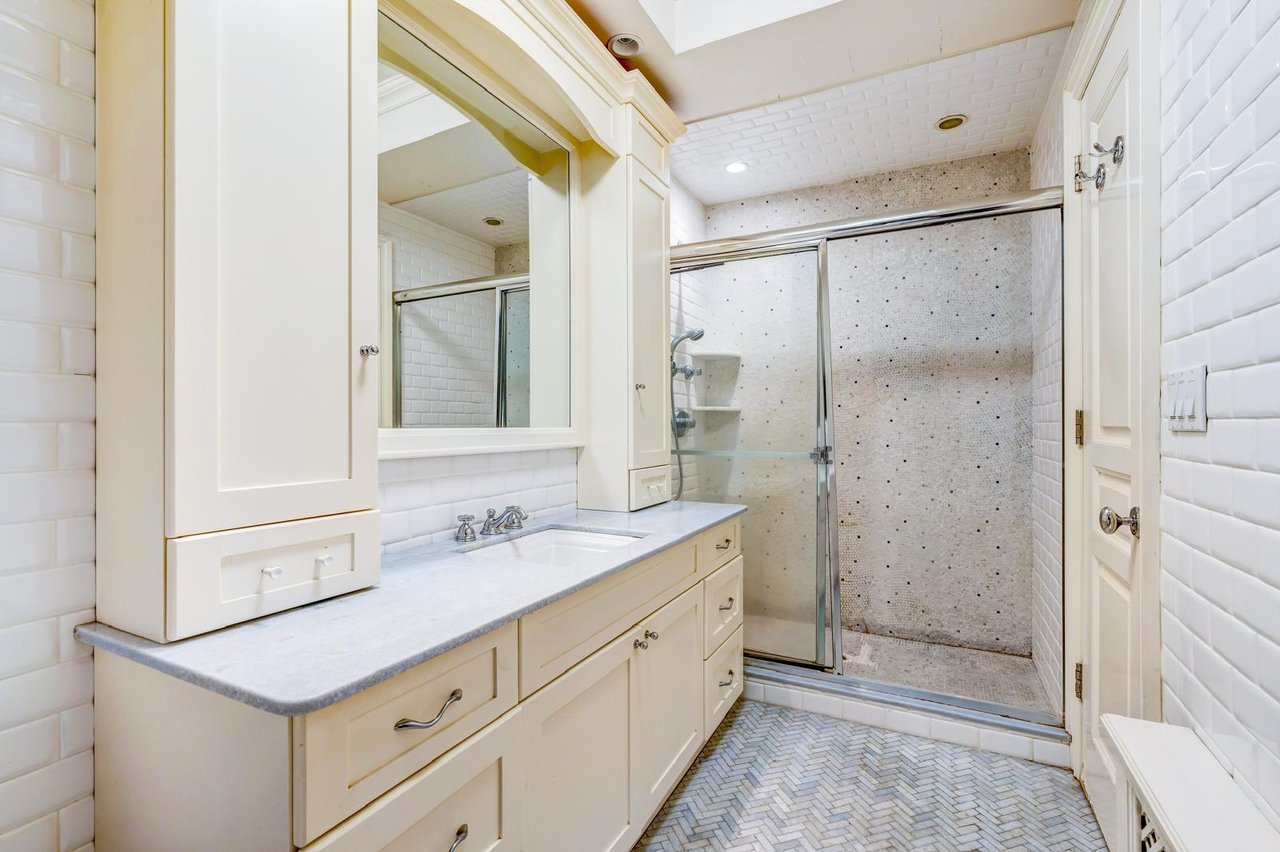 850 E 23rd Street private house