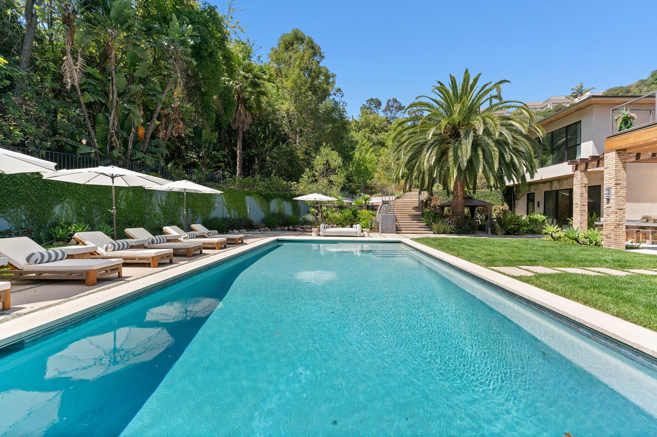 Bowmont Dr, 90210