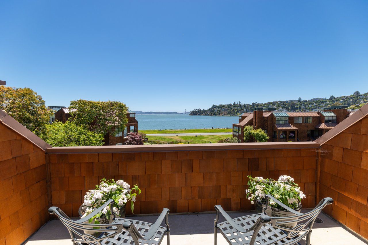 Luxury Condo with Sweeping Bay Views