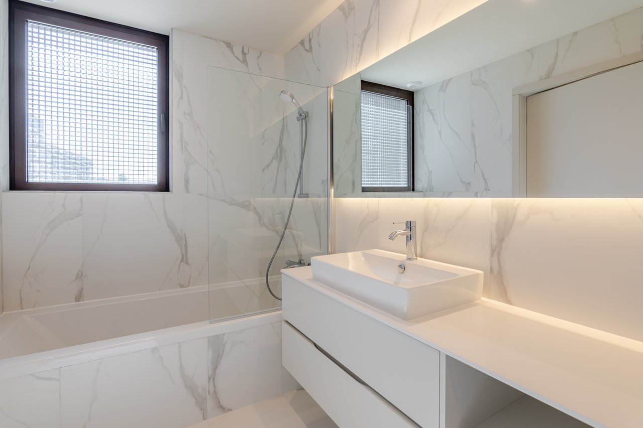 Luxury 4-Bedroom Apartment in Porto