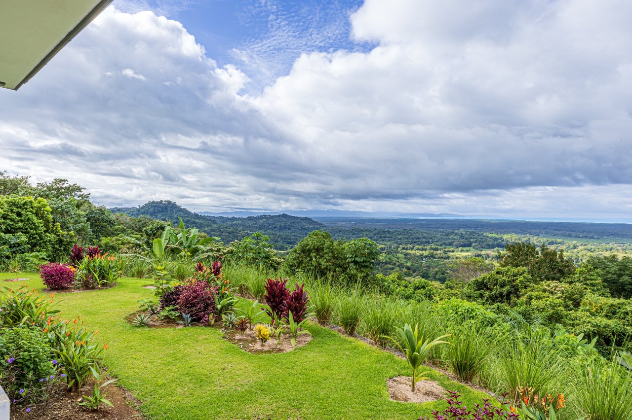 Stunning Off-Grid Modern Home with Spectacular Views and Expansion Potential In Tres Rios