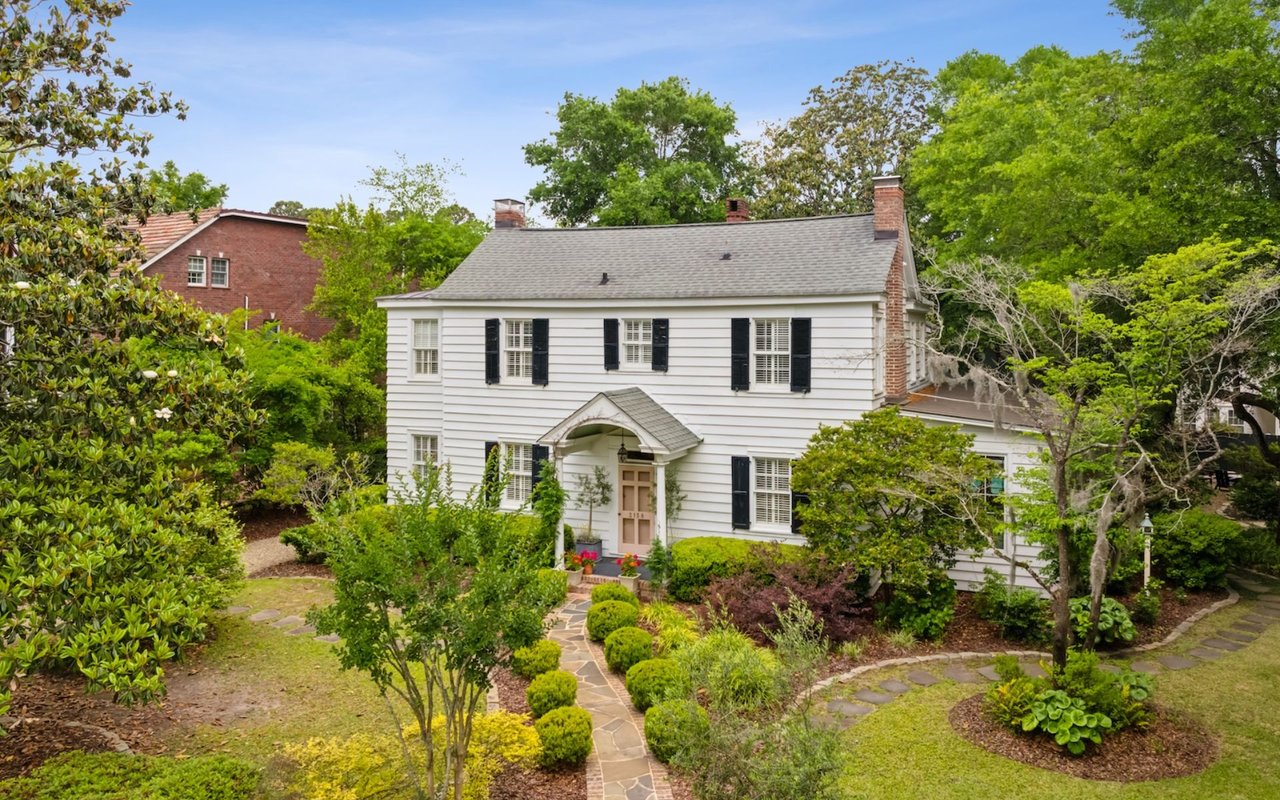 Timeless Residence With A Pool – 2158 Westrivers Road