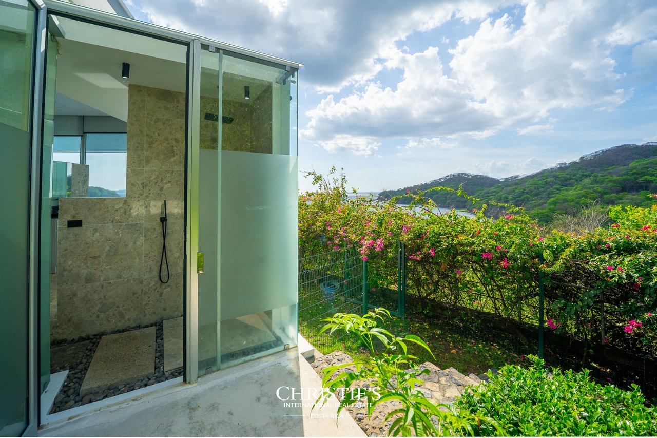 Casa Holmes: Award-Winning Glass House with Ocean Views