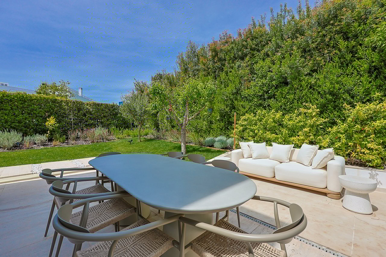 “The Green Villa” – Elegant Luxury Villa with Pool in Carnaxide, Oeiras