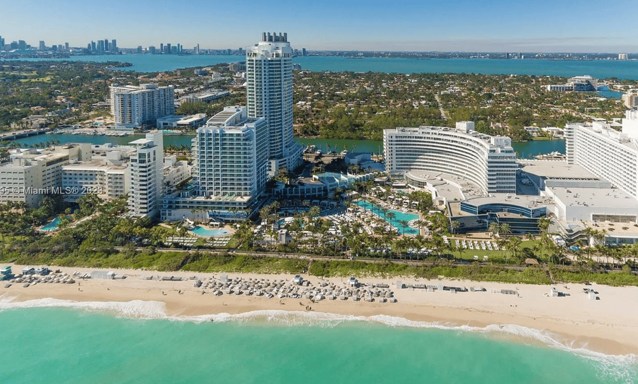 4401 Collins Ave #902