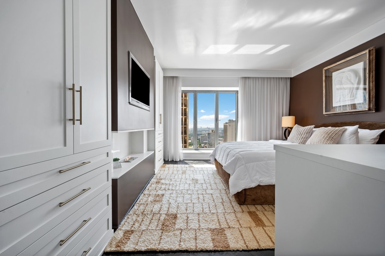 950 N Michigan Ave #2704