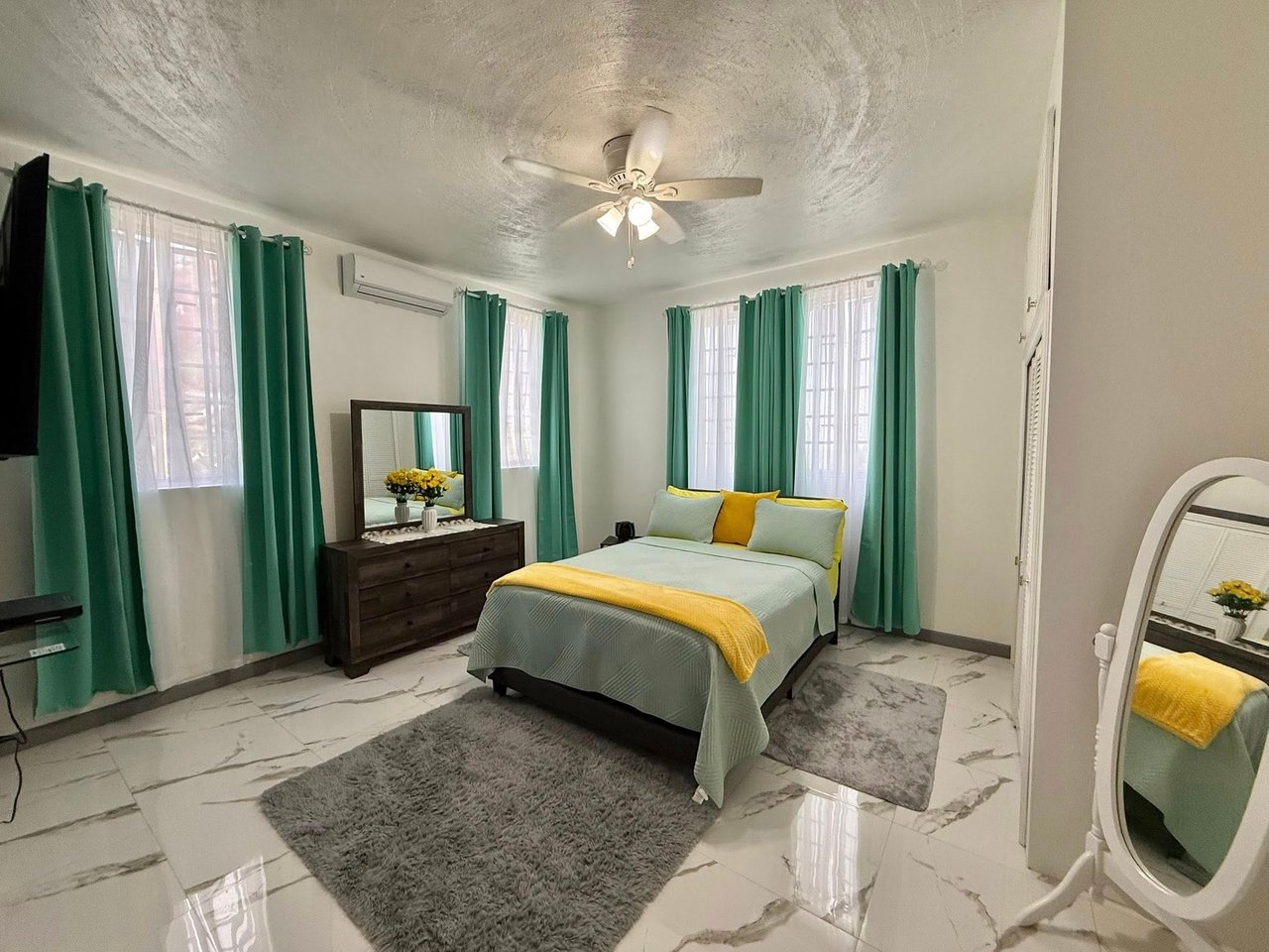 1068 Hawksnest 1 Bedroom Apartment