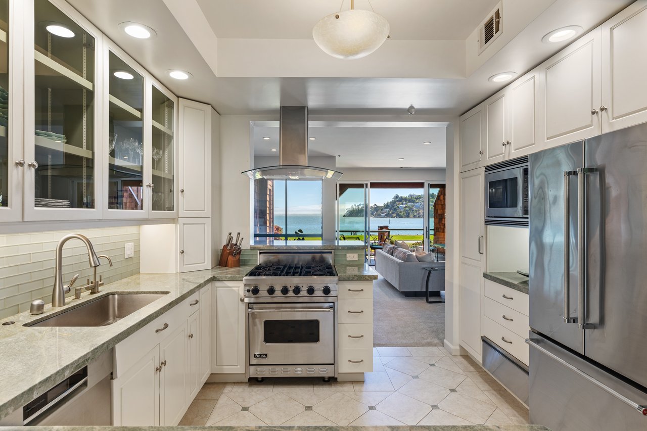 Luxury Condo with Sweeping Bay Views