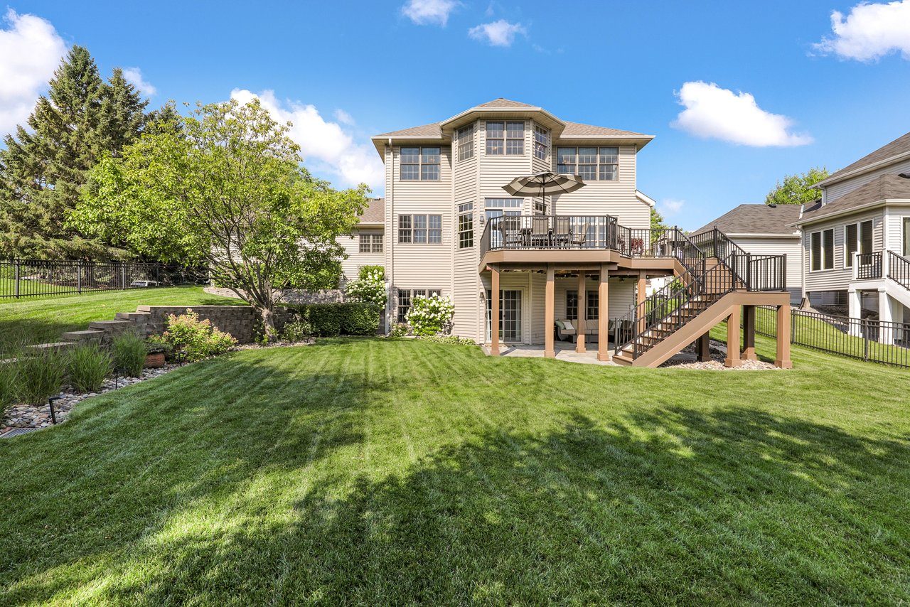 Walkout 2-Story Overlooking the Elm Creek Park Reserve