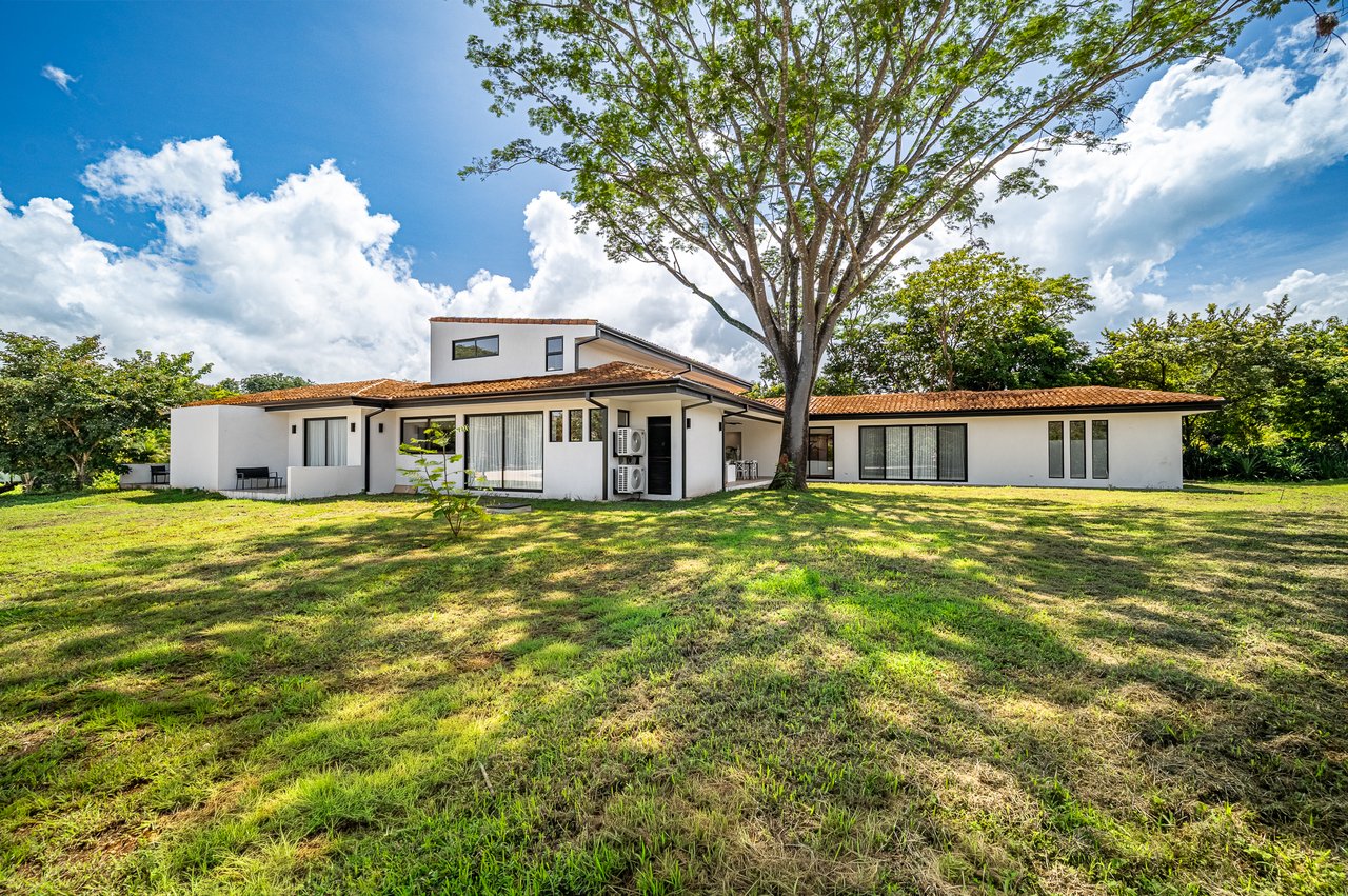 Casa Canto del Agua | Luxury 7-Bedroom Villa with Two Guest Apartments in Hacienda Pinilla’s Reserva de Golf