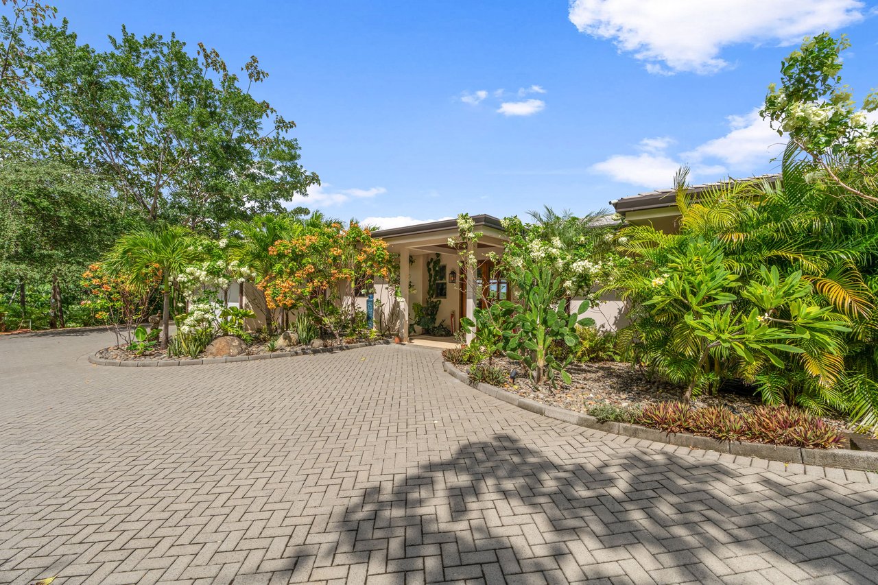 Casa Pickle on the Hill | Spacious Private Estate with Pickleball Court, Mature Gardens & Independent Guest Apartment