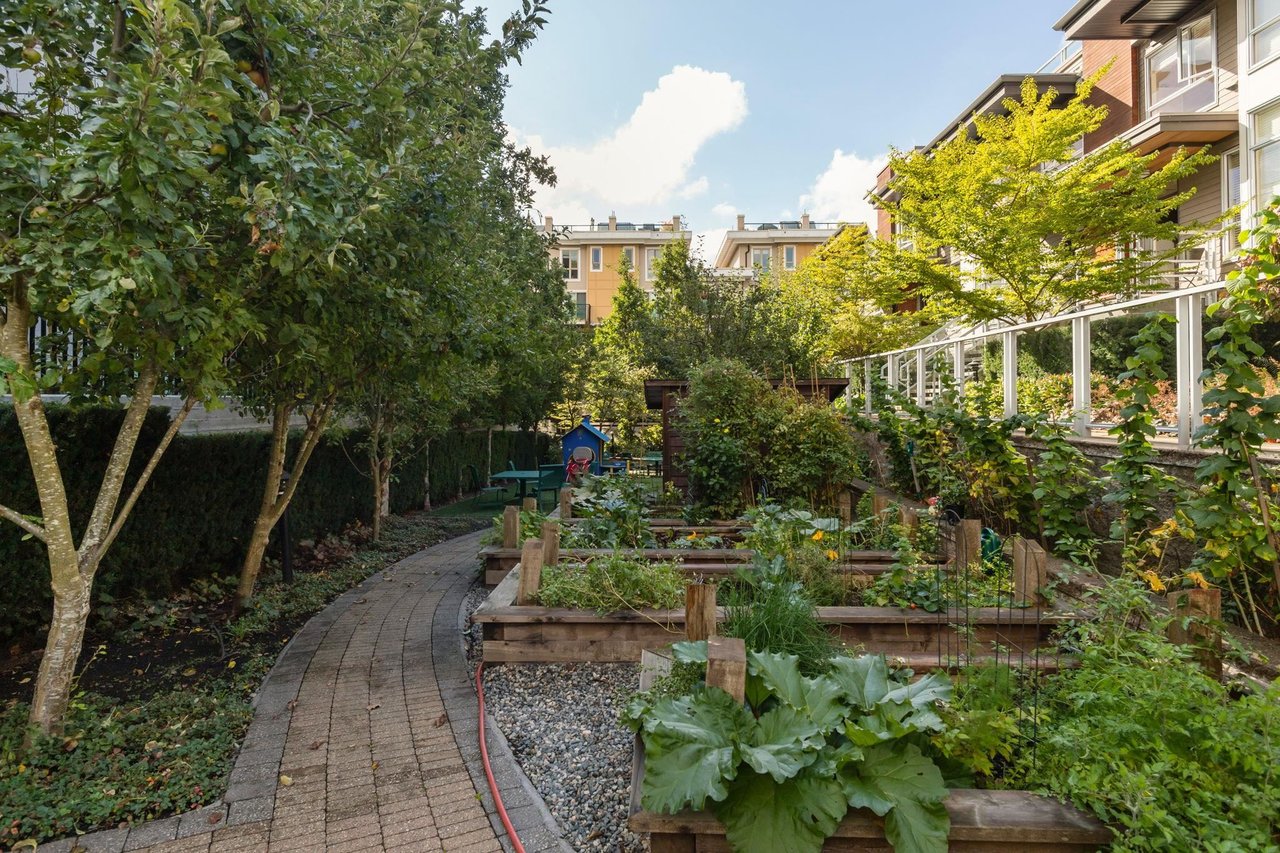 208-735 W 15th St