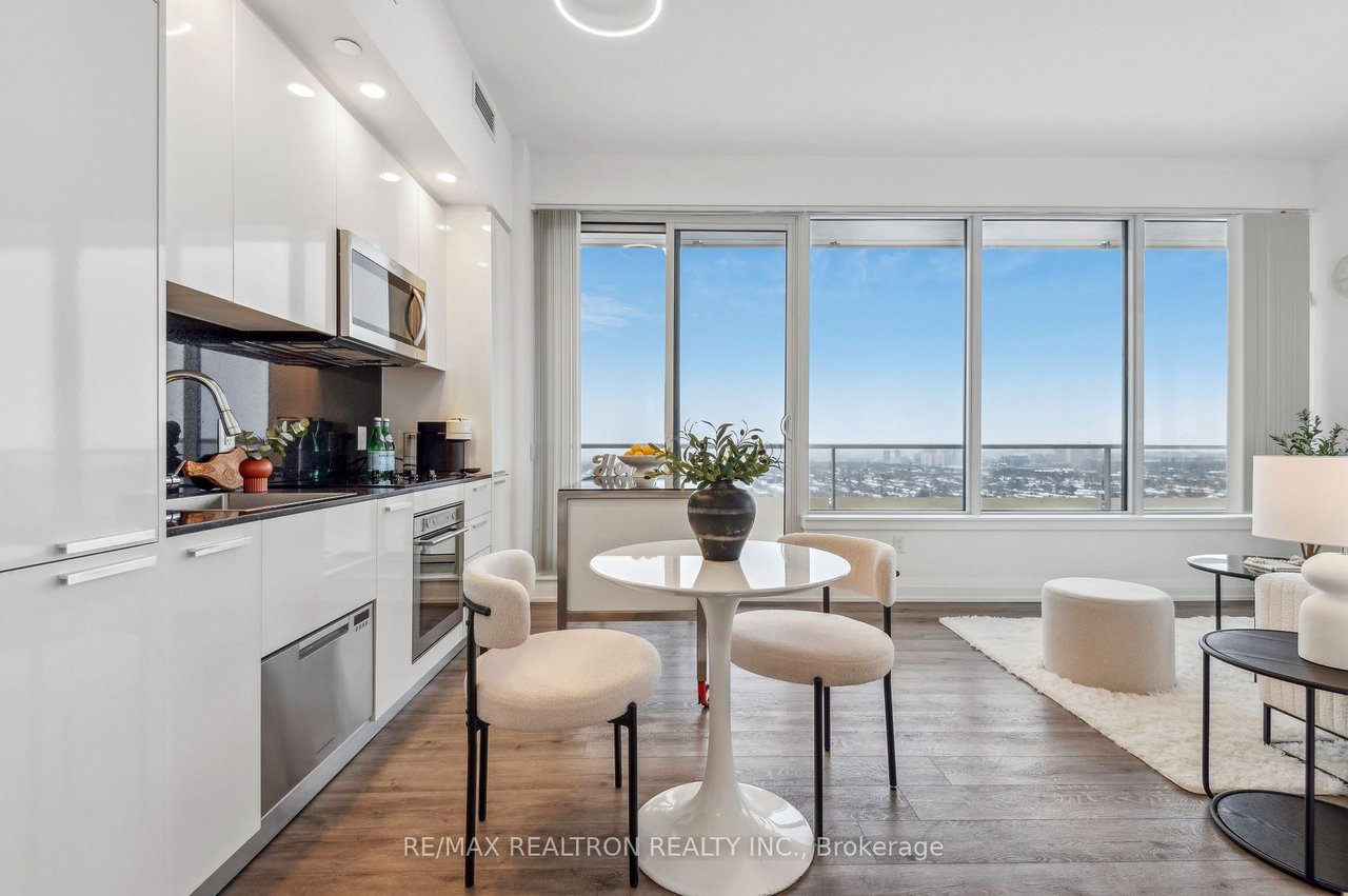 STUNNING, AIRY PENTHOUSE