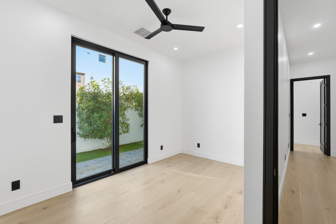 3106 N VALENCIA Lane