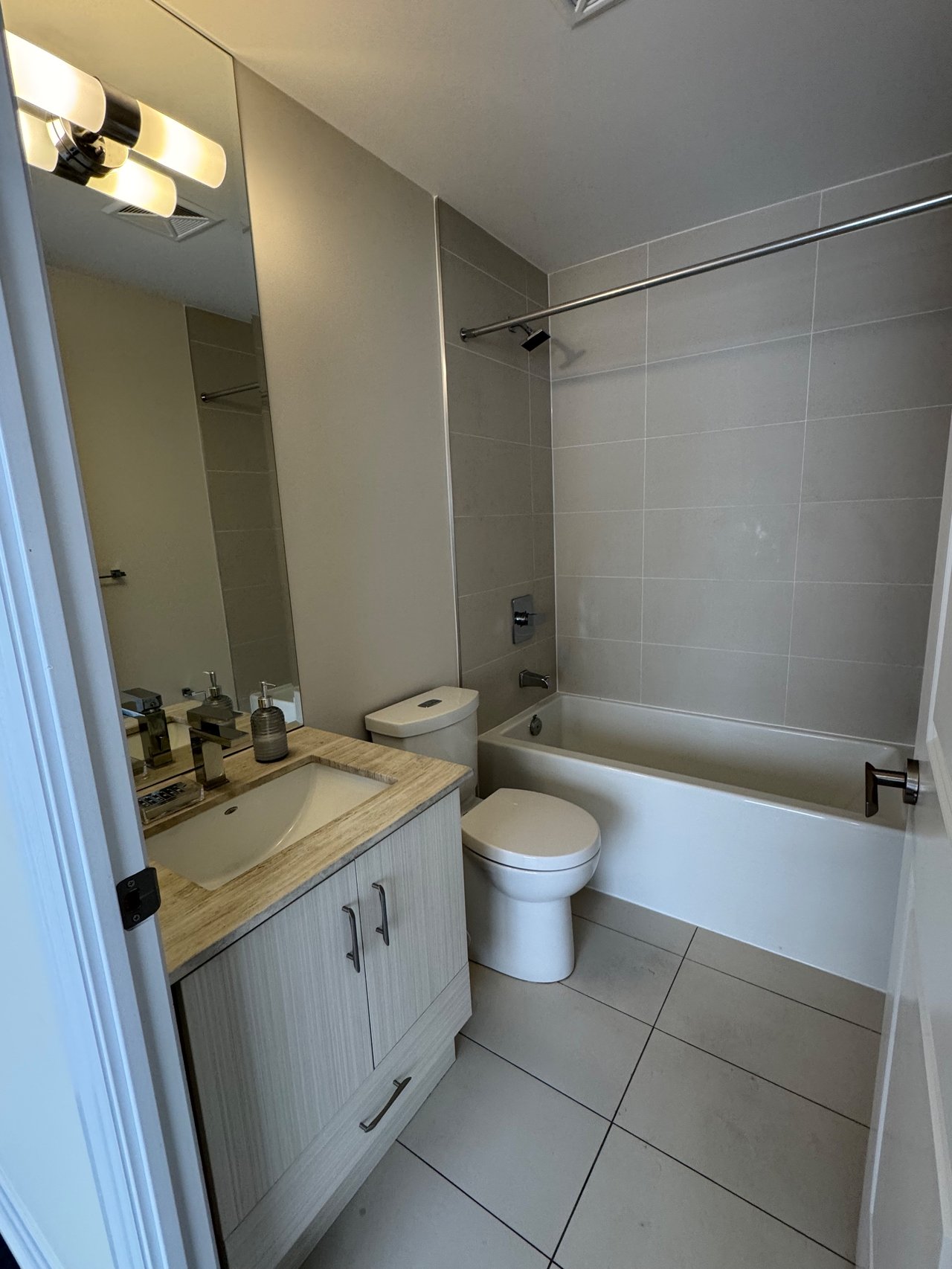 9075 Jane St Unit: 1606