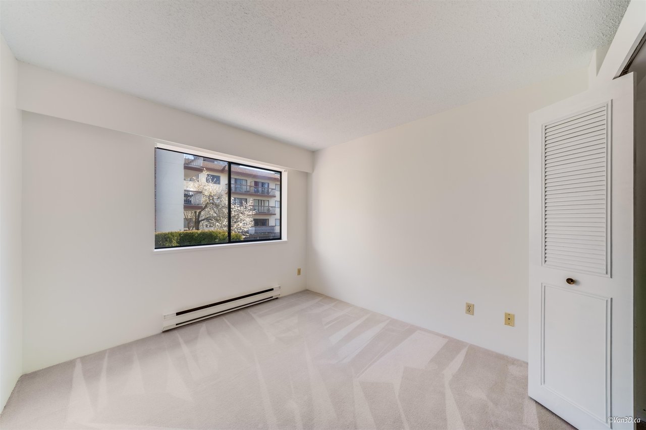 3-225 W 15th St