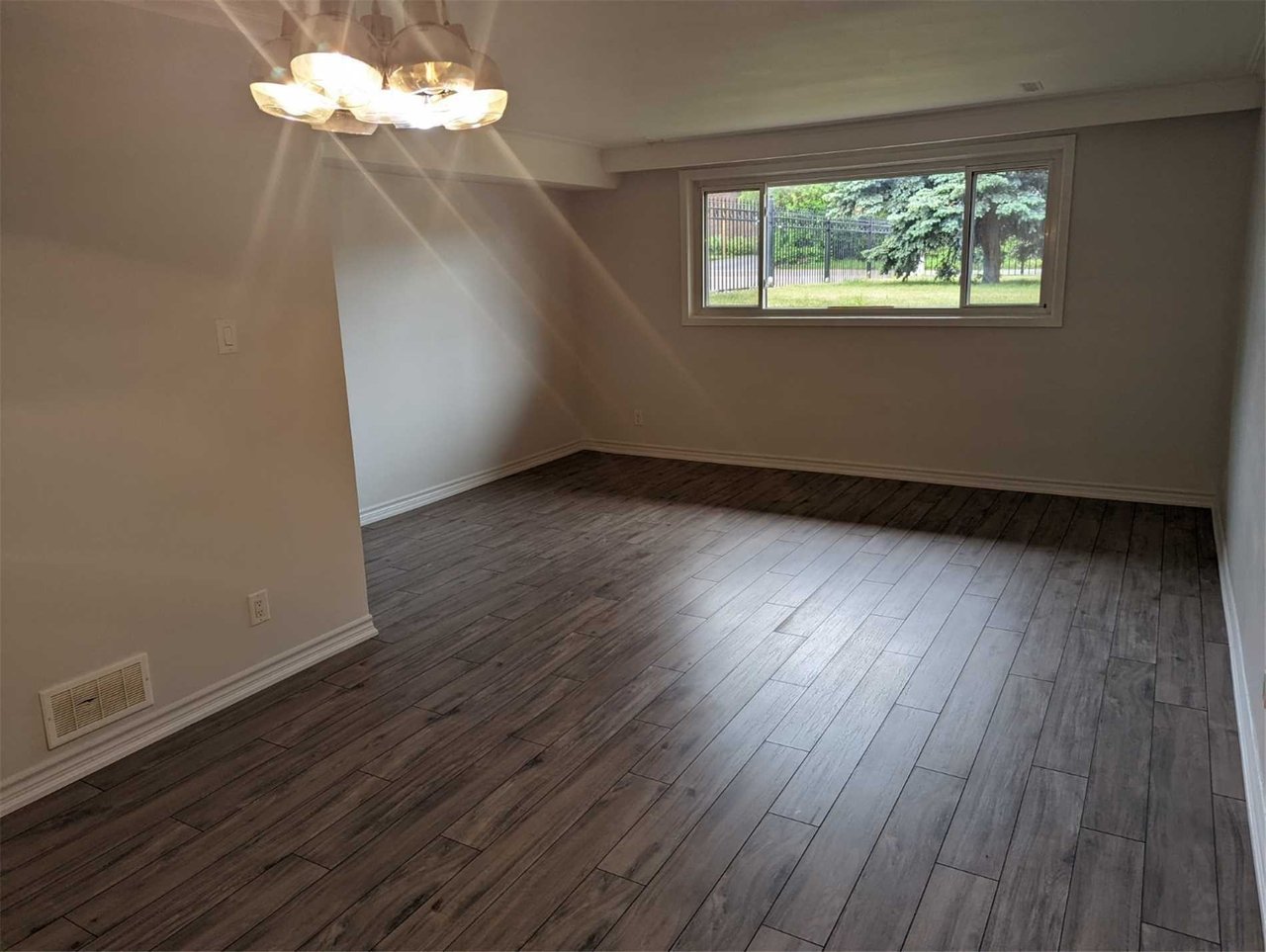 61 Mississauga Rd N 1