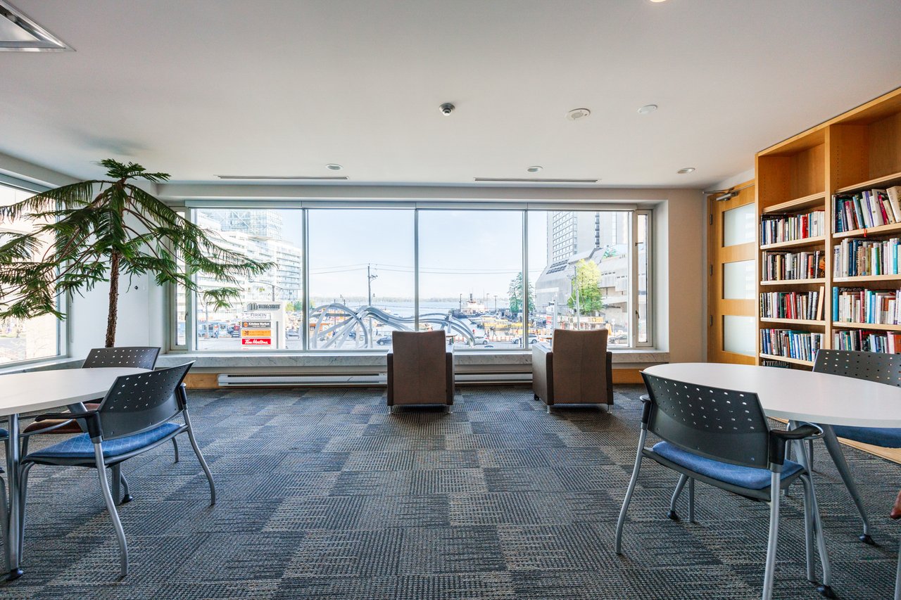 2-Storey Retreat On Queens Quay