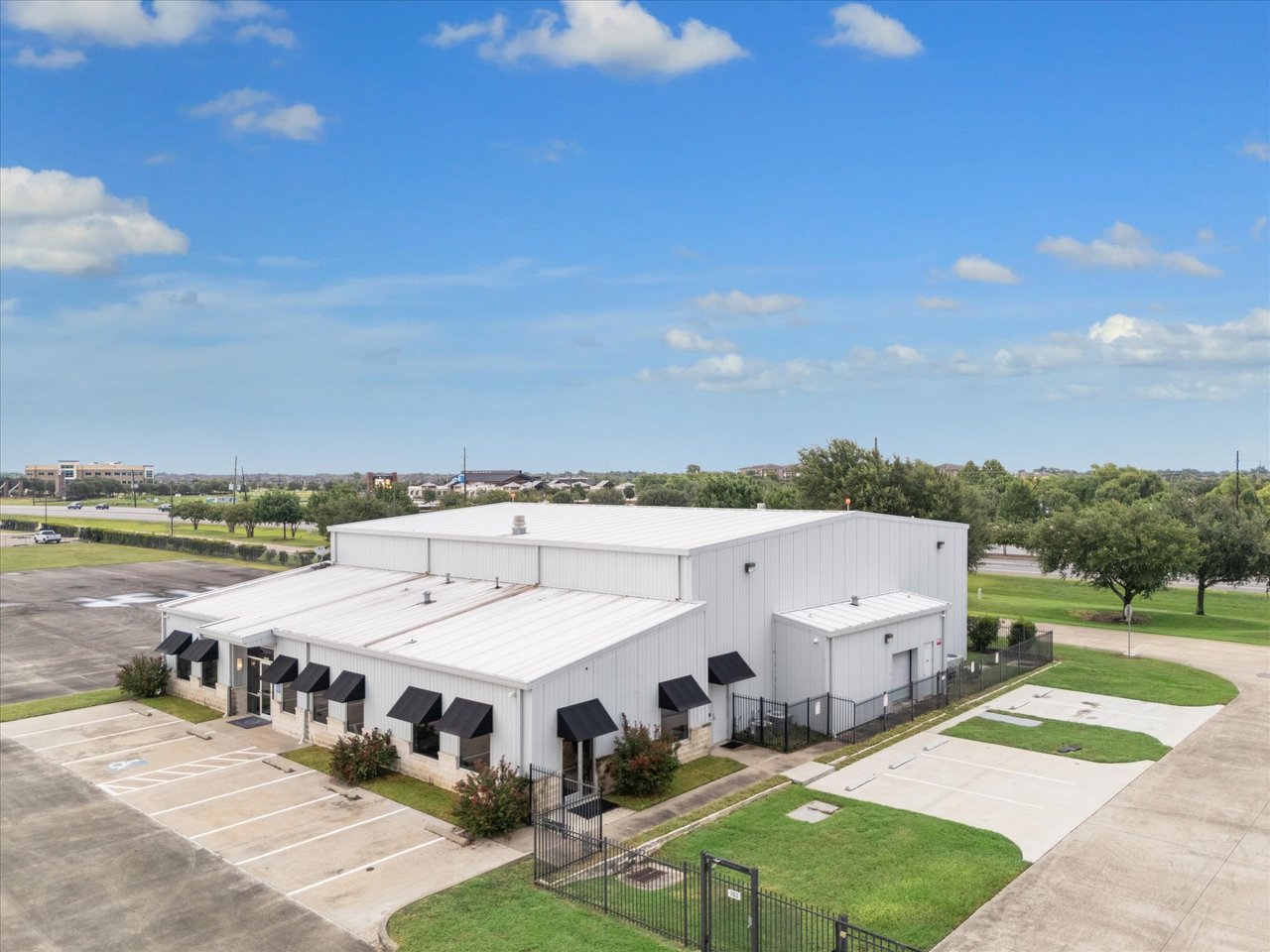Hangar + Office - Sugar Land Regional Airport (KSGR)