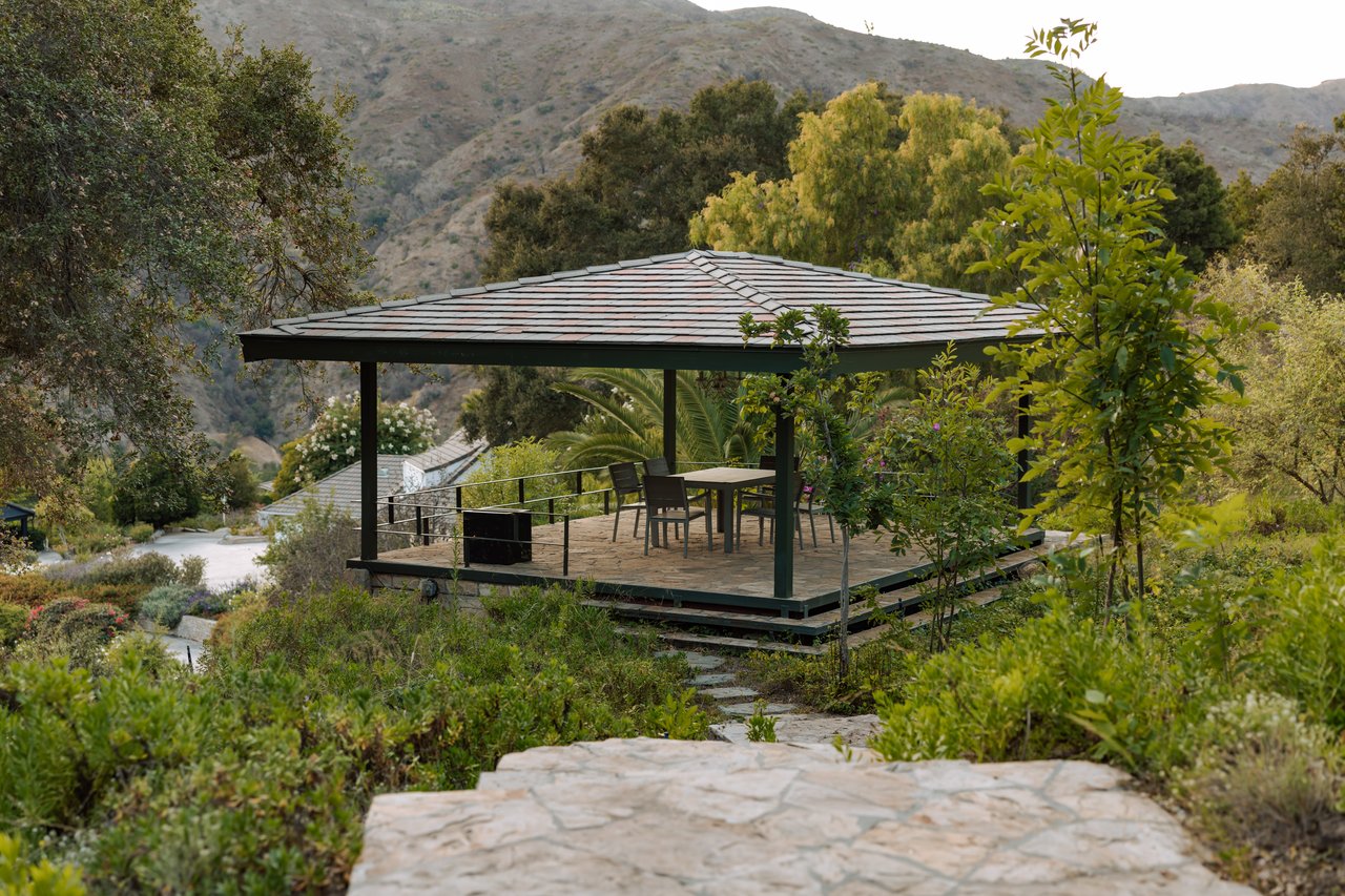 3100 Mandeville Canyon Rd