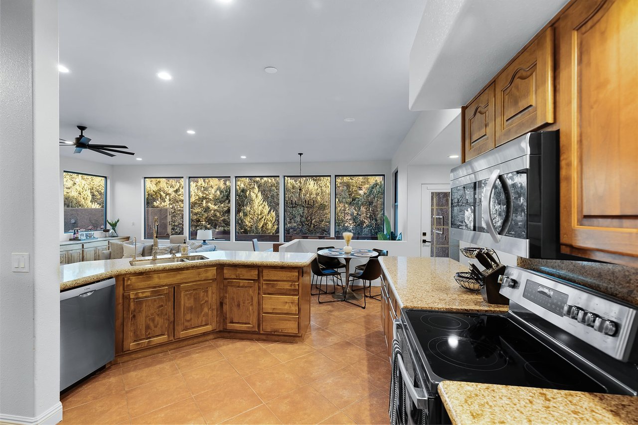 Mammoth Rock Lodge-New Family Home Remodeled, 2 Hot Tubs & Game Room