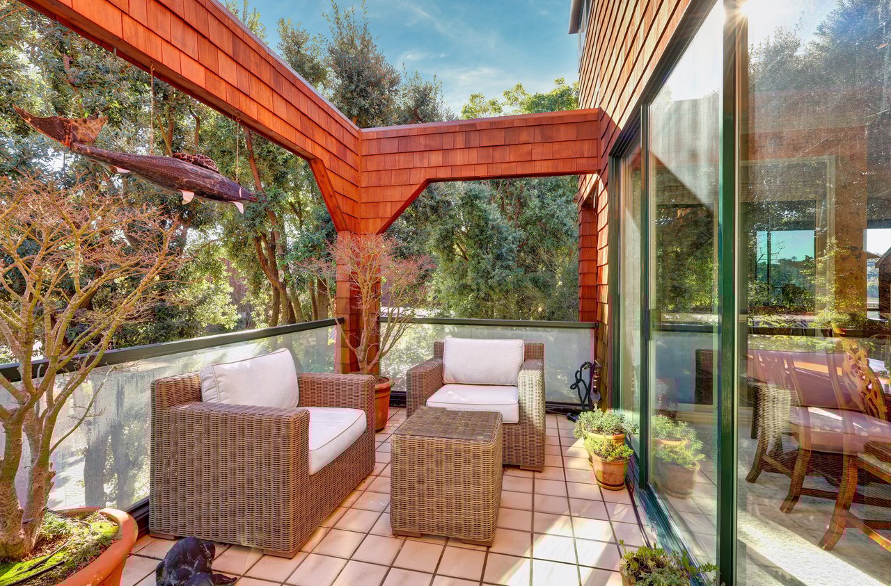 Luxurious End Unit in Point Tiburon