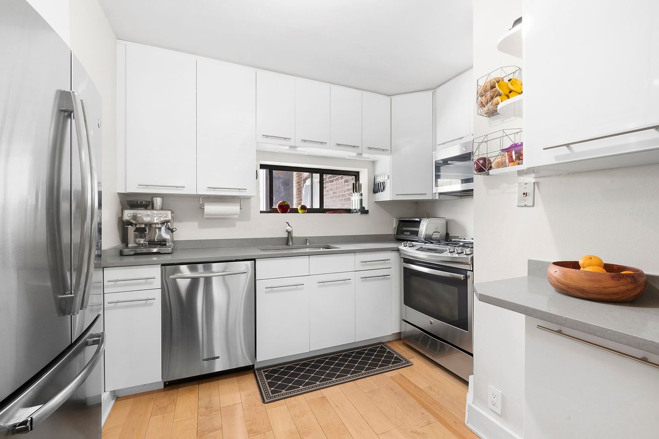 211 W 71st St #7A