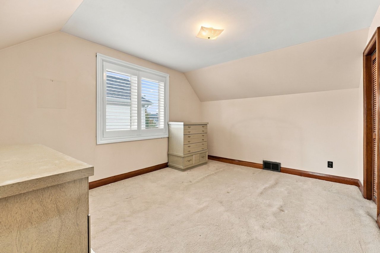 989 Pelham Ave