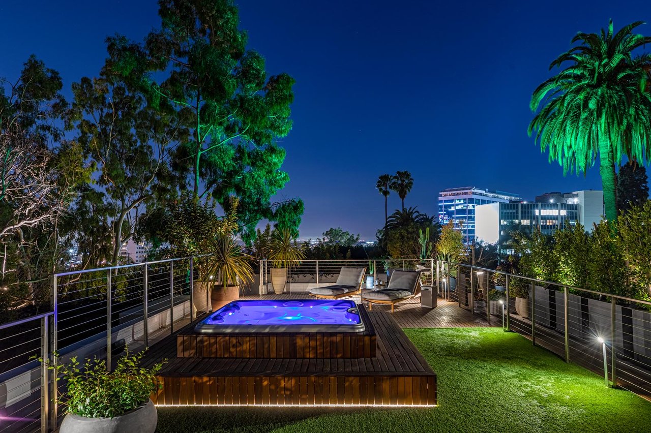 1172 N Doheny