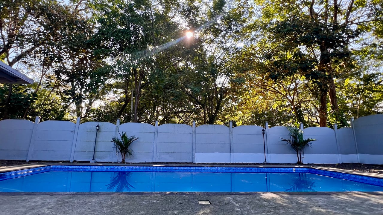 3-Bedroom Home with Large Pool and Garden in Bahía