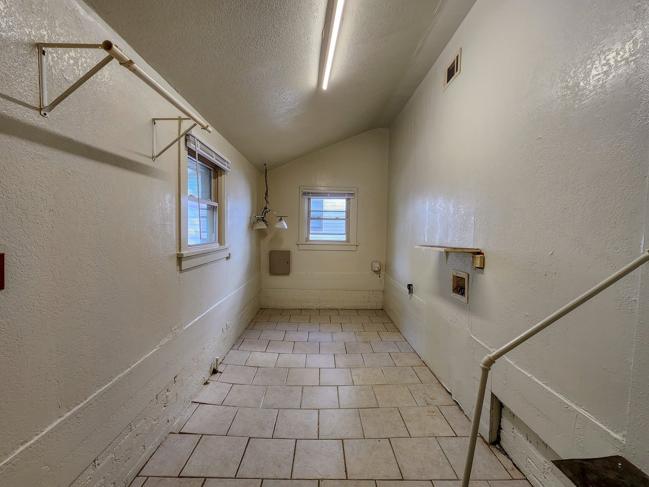 1002 Overland Ct