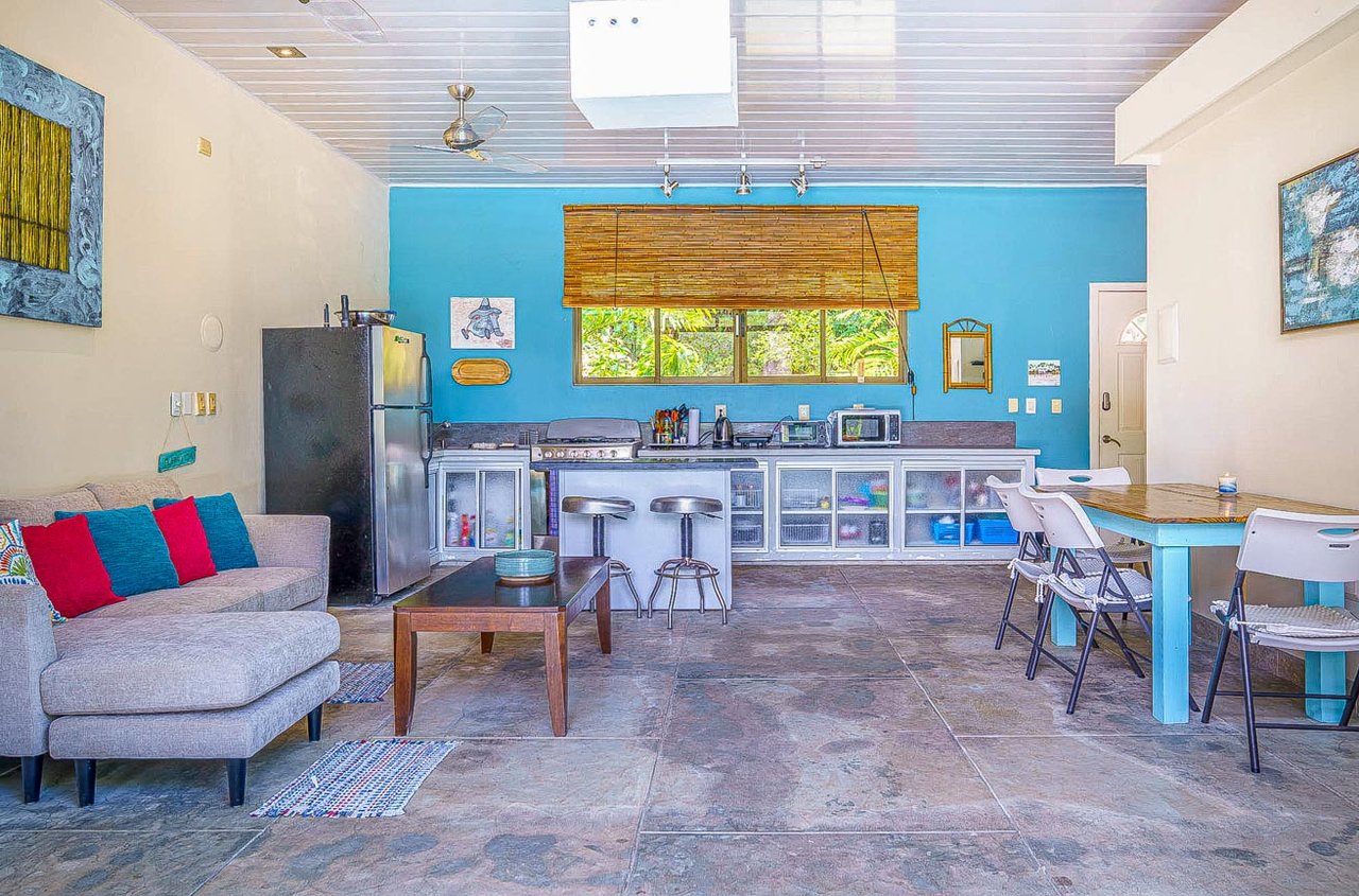 Charming 2-Bedroom Home in Ojochal, right off Finca Marañon, with stunning jungle & mountains views.