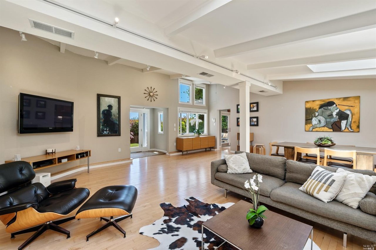 2 Cedarwood Ln
