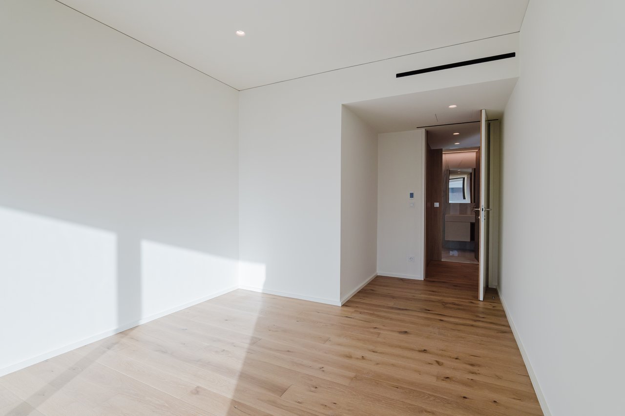 Luxurious 4-Bedroom Sea-View Apartment with Expansive Terrace and Parking in Vila Nova de Gaia