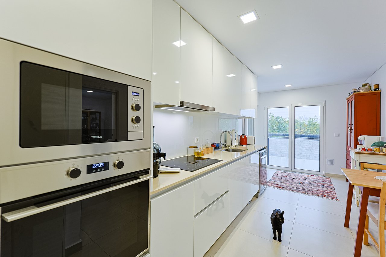 Modern 2-Bed, 2-Bath Apartment in Central Marinha Grande – Near Nazaré