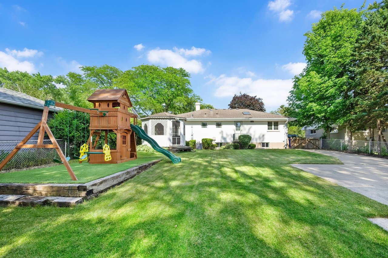 808 Delles Rd, Wheaton IL | Updated Ranch in District 200 Listed at $435,000