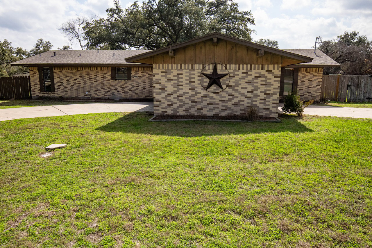 613 W Oak | 3 BR 2 BTH | Goliad, TX