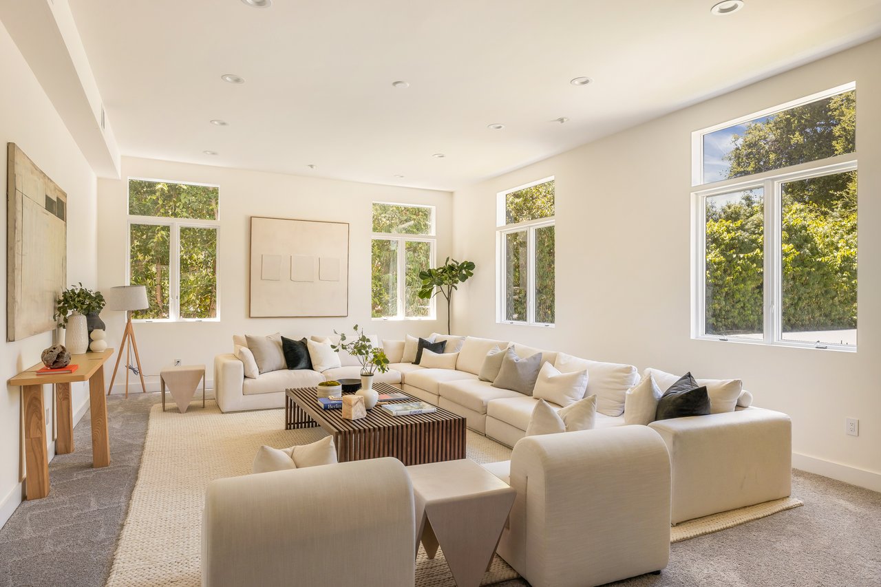 4322 Hayvenhurst Ave, Encino