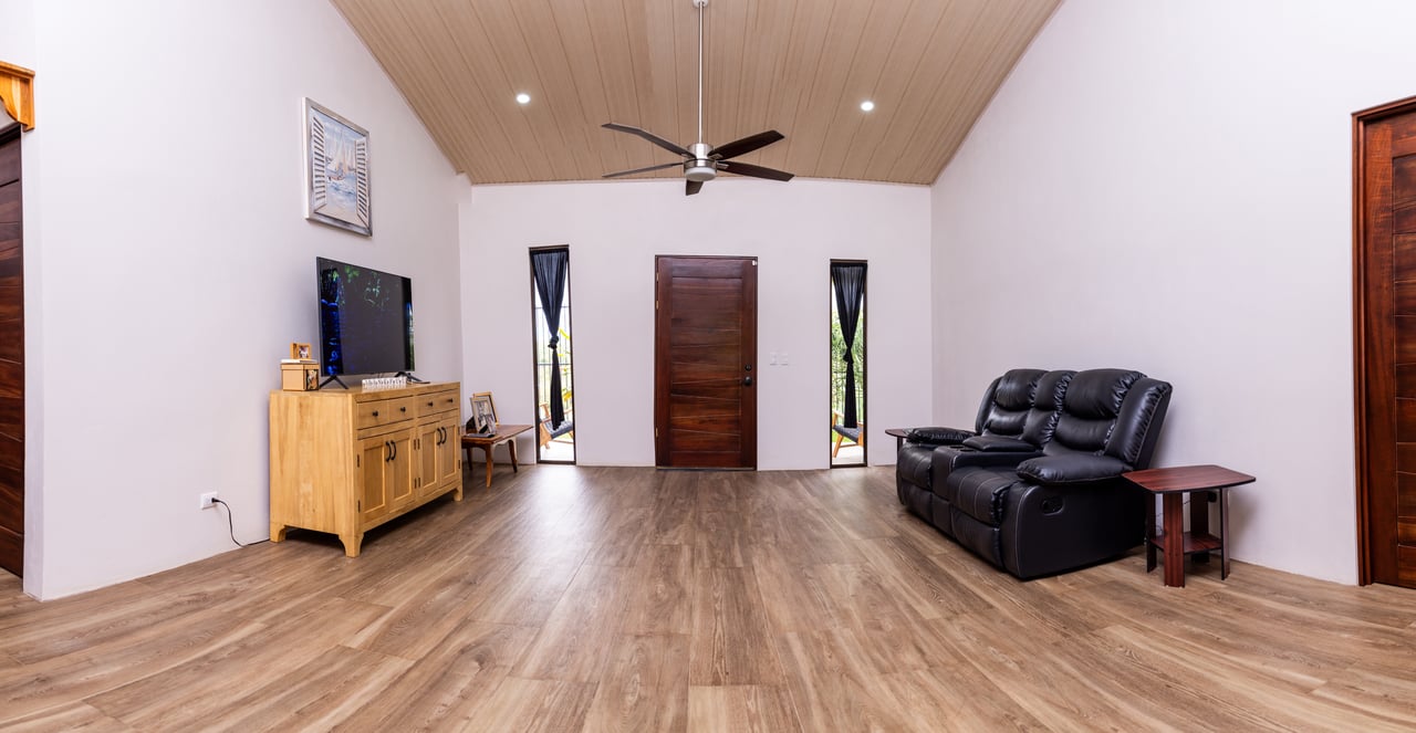 Vista de la Montaña House - Beautiful residence in the desirable Finca Los Alfaro - Quepos