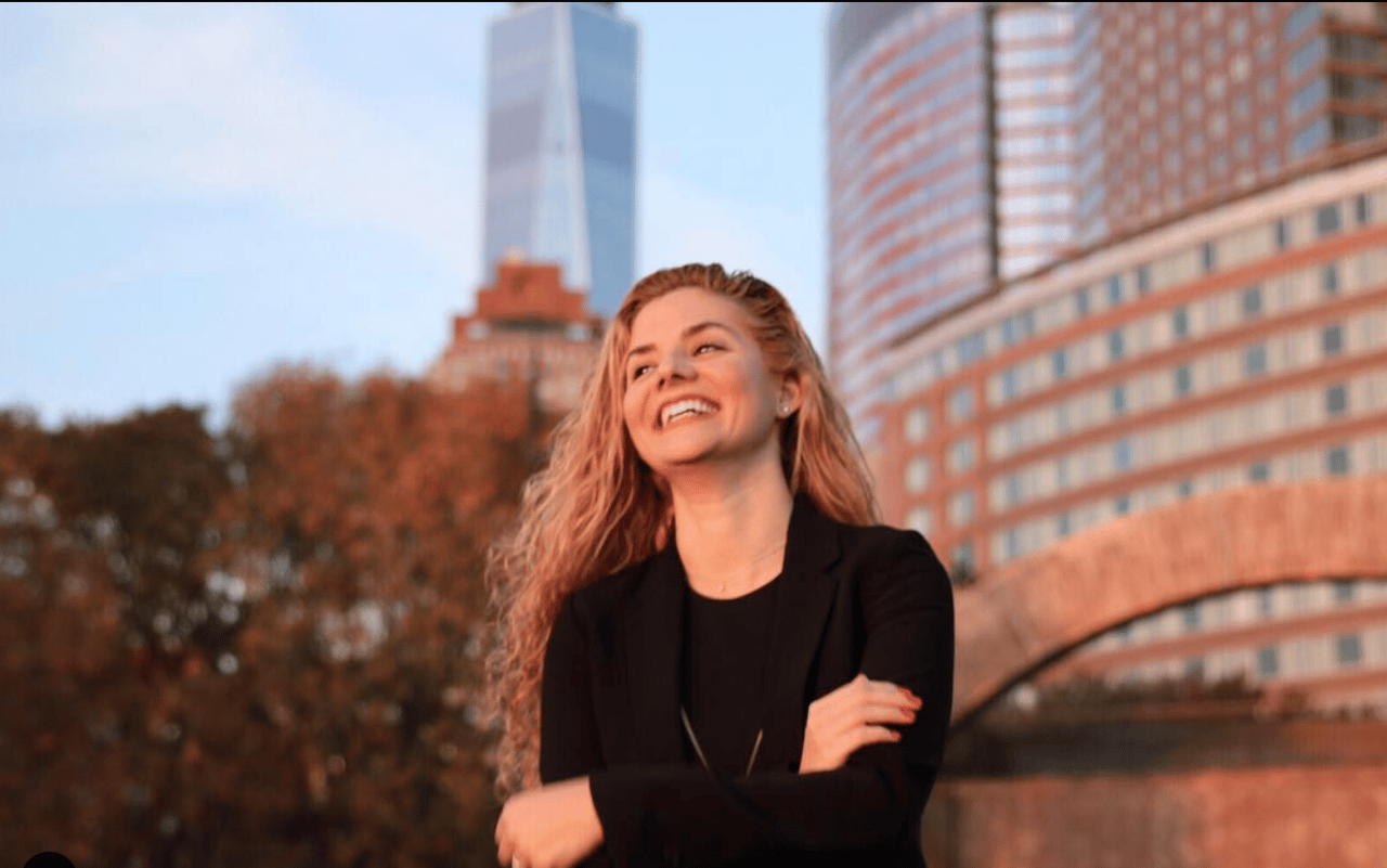 Madre e hijo evaluando la compra de un apartamento en Nueva York con ayuda de Maria Fernanda Roda