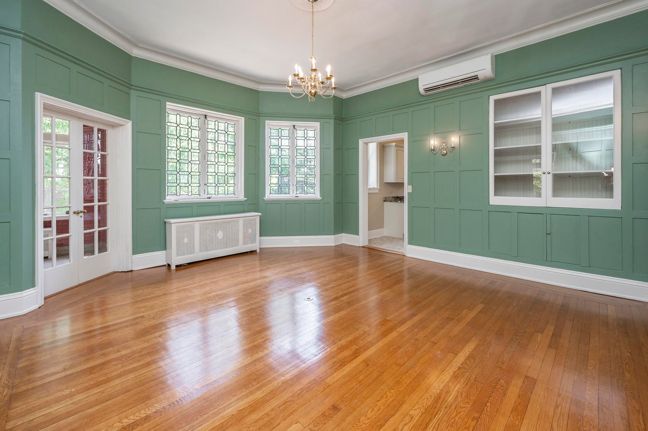 200 W Lexington Avenue