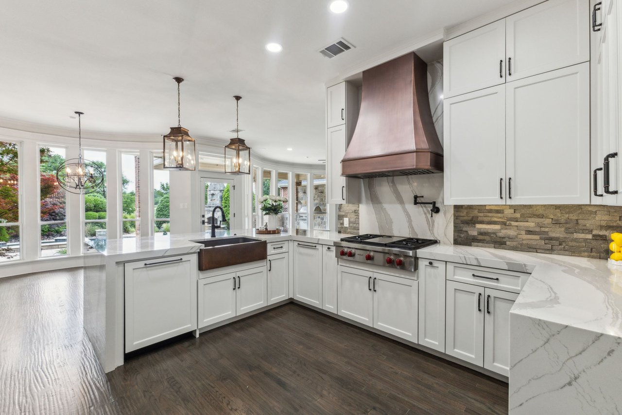 Pretty Home on Firewheel Golf Course in Garland Closes